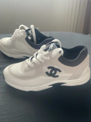 Vita tiktok trendiga sneakers - Från ch’%ēl. Säljer dessa halvhöga skor eftersom jag inte gillar den stilen på skor längre. Men en ganska sportig sko och passade 42 och kan även passa 42 1/2. Box inkluderas