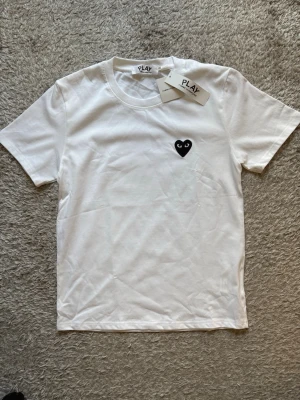 Comme des garcons t shirt  - Säljer nu denna t shirt från Comme des garcons. Storleken är S. Tröjan är helt ny och perfekt skick. Skriv vid frågor!