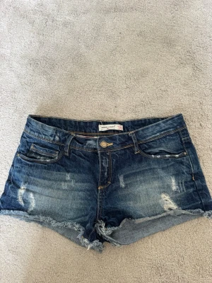 Lågmidjade shorts med hål - Shorts som är lågmidjade från Green Coast. Supersnygga men säljs för att de är för små för mig. Säljer även dessa på vinted. Midjemåttet är 84cm. Bra skick!💞skriv om du vill ha fler bilder.