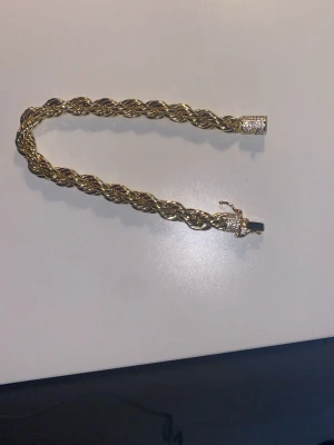 Cordell armband - Stilren cordell armband som får dig att stycka ut med dom vackra stenarna på kistlåset