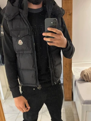 Moncler väst - Äkta moncler väst, sällsynt modell. Luvan går ta av och det är gammla qr kod modellen men den har cartoon animationen på insidan. Fler bilder skicka medelande!     Nypris 12500kr