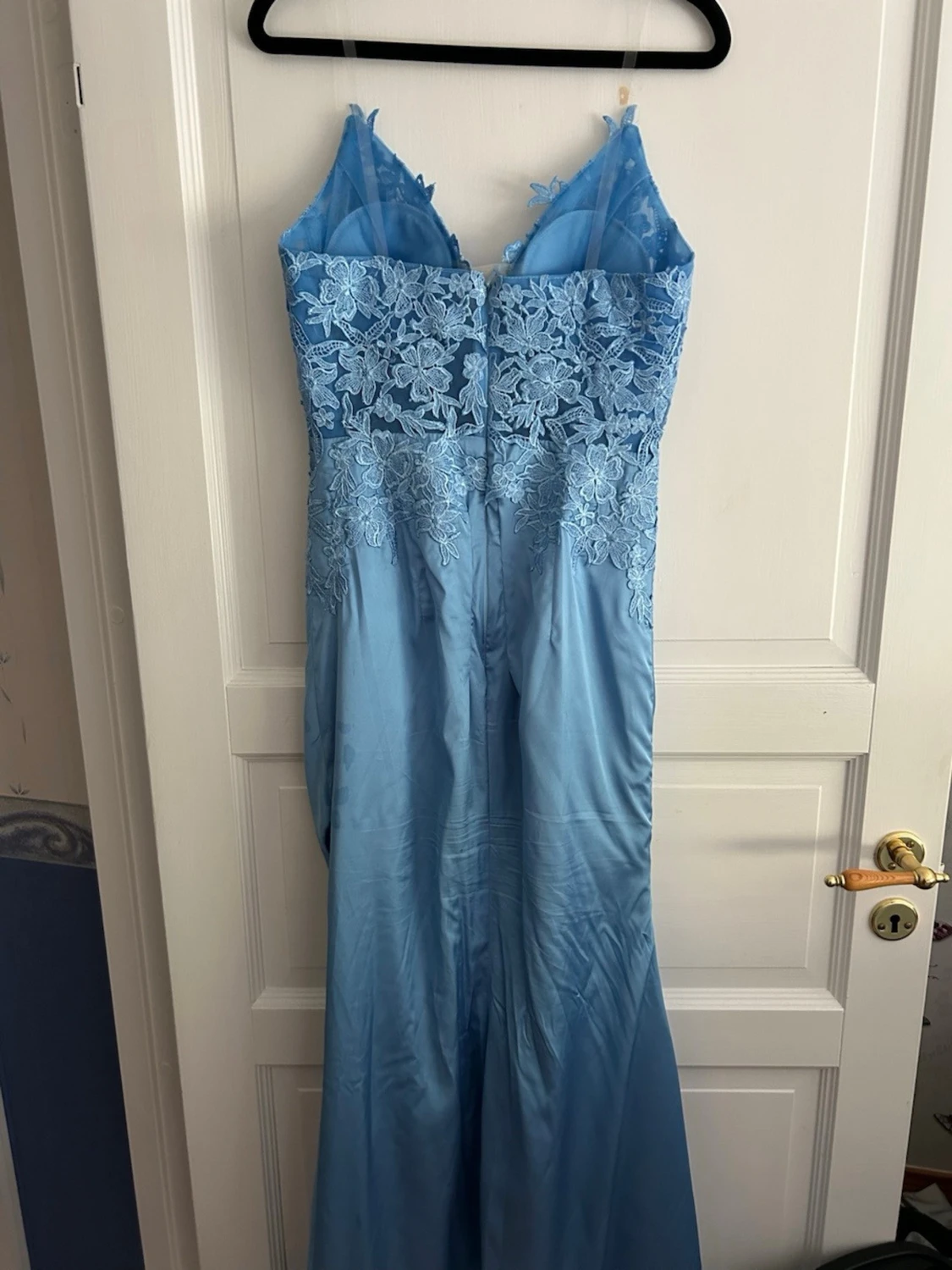 Ljusblå långklänning med spetsdetaljer - 1