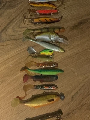 Fiskedrag och jiggar i olika färger - Säljer ett set med fiskedrag och jiggar i olika former och färger, bland annat silver, grönt, rött och gult. Både hårda och mjuka beten, några med sked och krokar. Perfekt för dig som vill ha variation till fisketuren.⚠️ Vissa har bra stick och vissa har lite sämre⚠️