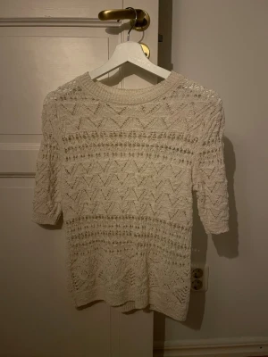 Vit stickad topp - Vit/beige topp från Zara, oanvänd så är i nyskick! 