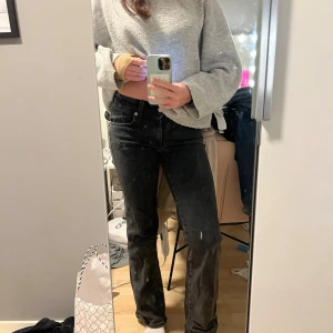 Svarta lågmidjade jeans - Säljer ett par svarta jeans med rak passform och låg midja från lager 157. Perfekta till en avslappnad och trendig stil.