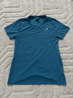 Gymshark tröja - En gymshark tröja i färgen ljus blå och storlek M Använd någon gång och är i jätte fint skick. 200kr är öppen för bud
