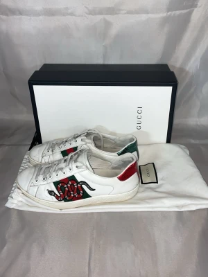 Gucci Ace Snake-Storlek 41 - Säljer ett par vita Gucci Ace sneakers Storlek 41. Allt Og, vid mer frågor eller bilder är det bara att skriva!