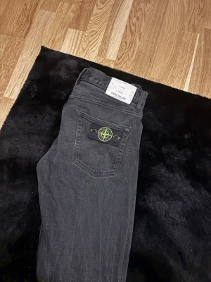 Svarta jeans från Stone Island - Stone Island jeans i mycket bra skick. Mörkgrå tvätt, storlek W32/L34. Äkta med patch och alla detaljer kvar. Nypris ca 3 000 kr