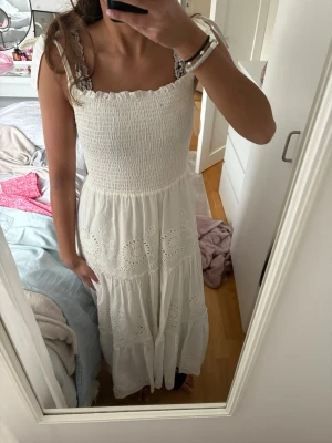 Vit långklänning med broderade detaljer - Vit Zara klänning som inte kommer till användning! Som man kan se på bilderna har den blivit lite missfärgad vid armhålorna