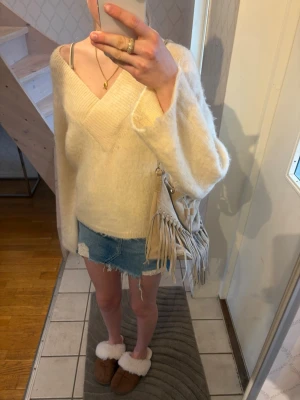 Super snygg väska - Super snygg väska med fransar, handgjord köpt i butik. Har kvitto kvar. Väldigt fint skick. Perfekt till sommaren!