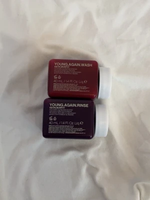 Kevin Murphy Young.Again Wash & Rinse - Set med två miniflaskor från Kevin Murphy: Young.Again.Wash (schampo) och Young.Again.Rinse (balsam), båda i snygga vinröda och mörklila plastflaskor om 40 ml vardera. Perfekta för resan eller att testa produkterna innan du köper större förpackning. Fick i min julkalender men har aldrig använt. 