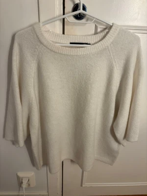 Vit kortärmad stickad tröja - En kortärmad stickad tröja i nästan oanvänt skick. Perfekt nu till våren🤍