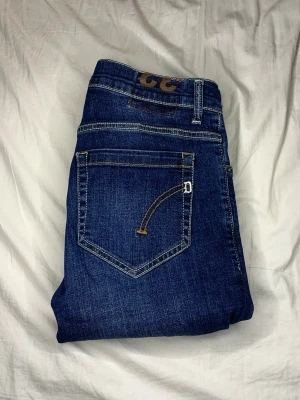 Dondup George jeans W32 blå – slim fit - Dondup George jeans i klassisk blå tvätt.  Storlek: W32Slim fit modell med stretch som sitter snyggt på kroppen.  Passar ungefär personer runt 165–175 cm beroende på hur man vill att de sitter.  Men den e kanske L28-L29. Bra skick och väldigt snygg tvätt.  Skriv gärna om du har frågor eller vill ha fler bilder/mått.  Pris kan diskuteras vid snabb affär.  