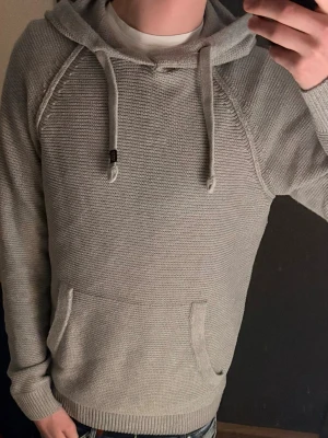 Ljusgrå stickad hoodie  - Säljer en ljusgrå stickad hoodie från Jack & Jones. Storlek S