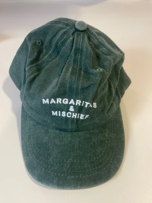 Margaritas&mischef keps - Helt ny 5 olika färger skriv ett meddelande vilken färg du köper