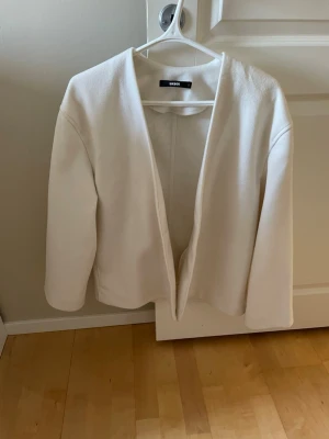Vit vårjacka från Bik Bok - Jacka från Bik Bok med rak passform och långa ärmar. Perfekt att slänga över en topp för en enkel men snygg outfit.