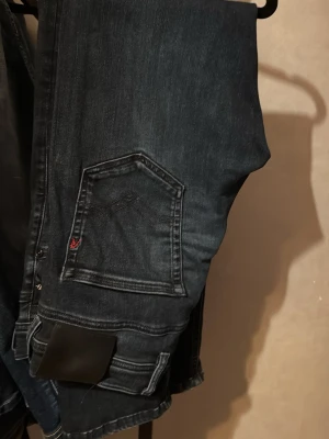 Replay hyperflex - Snygga mörkblå jeans med relativt slim passform och klassisk femficksdesign. Klassiska replay anbass hyperflex i bra skick. Str 30/30