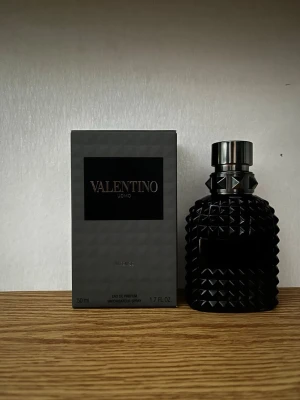 Valentino Uomo Intense  - Valentino Uomo Intense, 5ml sample. Det är en maskulin doft med framträdande noter av Iris, Läder, Vanilj, Tonkaböna, Mandarin och Salvia. Parfymen är känd för sin utmärkta hållbarhet på 8+ timmar och en stark sillage, vilket gör den idealisk att bäras på Nattid under Höst och Vinter. SentAndStyle ger dig priserna: [3ml, 48 kr], [5ml, 80 kr] och [10ml, 150kr].  KOLLA PROFILEN FÖR MER!