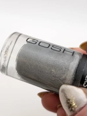 Silver holografiskt nagellack GOSH 75% kvar - Snyggt silverfärgat nagellack från GOSH med holografisk effekt. Kommer i en klassisk rund glasflaska med svart lock och tydlig logga. Perfekt för dig som vill ha extra glans och en unik look på naglarna.