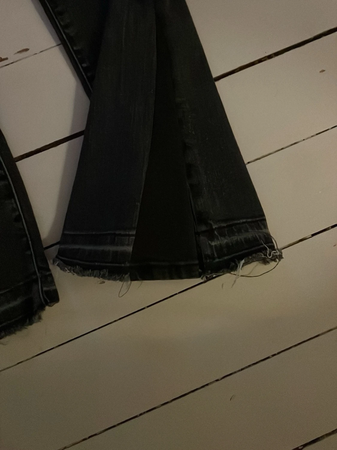 Svarta bootcut jeans med slitningar - 1