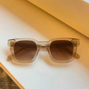 Chimi 04 Ecru - Snygga solglasögon från chimi i modellen 05 färgen Ecru! Använda fåtal gångar så mycket bra skick och inga repor alls!