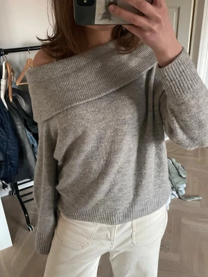 Grå off shoulder stickad tröja - Jättefin grå off shoulder tröja i bra skick!