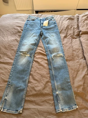 Jeans från Zara  - Raka jeans med öppning längst ner 