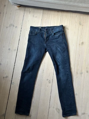 Mörkblå Levi's 511 Premium jeans - På jakt efter ett par klassiska mörkblå jeans? Här är ett par Levi's Premium i rak modell med snygg tvätt och diskreta sömmar. Perfekta till en avslappnad look och tillverkade i slitstarkt denim. Levi's-märket är tydligt på insidan.