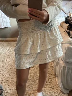 Kjol - Volangkjol i jättefint mönster! Den är i väldigt bra skick och bara använd några enstaka gånger🙏🏻