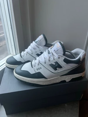 New Balance 550 svart/vit full leather - Knappt använda, box medföljer.