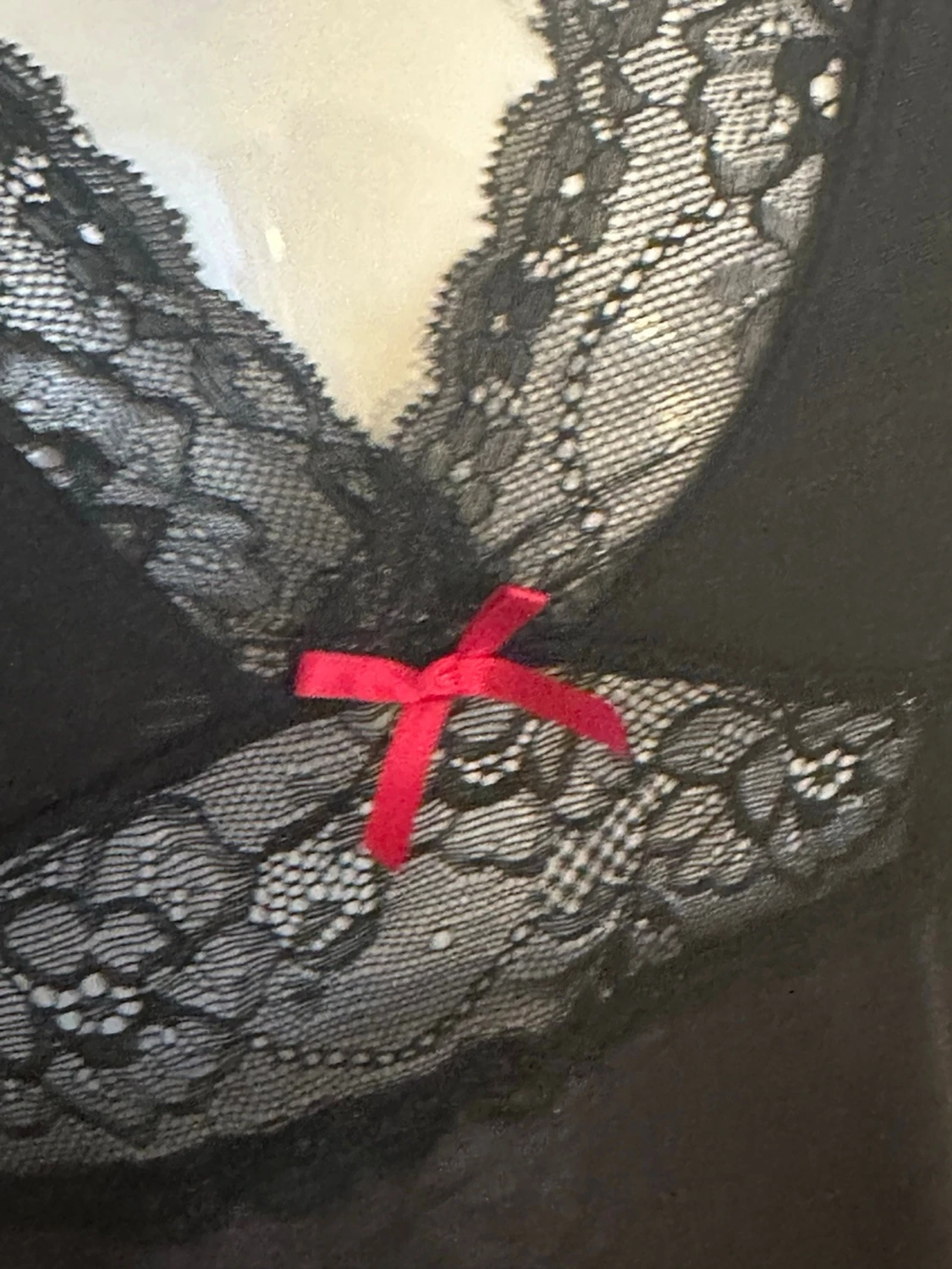 Svart spetstopp med röda detaljer - 2