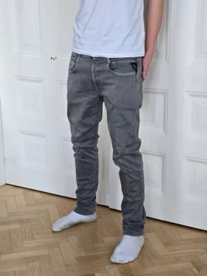 Replay jeans - Snygga Replay jeans i storlek 32/34. Är den populära modellen Anbass och är gjorda i det lite dyrare Hyperflex materialet vilket gör de stretchiga. Skriv om du undrar något!