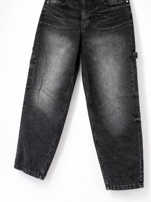 Svarta cargobyxor med bred passform - Snygga svarta cargobyxor i tvättad denim med bred passform och flera praktiska fickor på sidorna. Byxorna har en avslappnad look och raka ben, perfekta för en streetwear-stil. Materialet är bomullsdenim och färgen är svart med slitna detaljer.