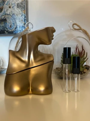 Billie Eilish 5ml / 3ml - Säljer 5ml (70kr) eller 3ml (60kr) av goda Billie Eilish Eilish-parfymen. Top noter: Sugar, Red Berries and Mandarin Orange; Mellan noter: Vanilla, Cacao, Spicy Notes and Rose; Bas noter: Tonka Bean, Amber, Musk and Woody Notes. Postar snabbt i vadderat kuvert💌