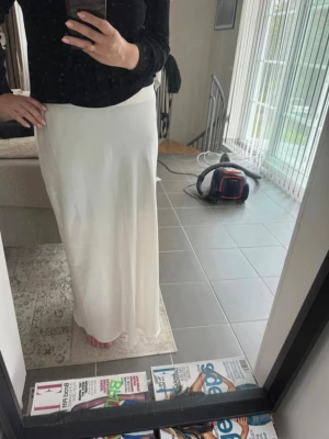 Vit långkjol - Säljer en stilren vit långkjol från Kappahl. 