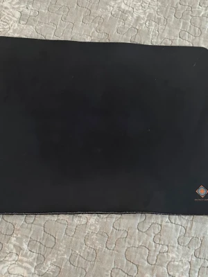 Deltaco Gaming musmatta svart23|30 cm - Stor svart musmatta från Deltaco Gaming med rundade hörn och logga i ena hörnet. Perfekt för gaming eller arbete vid datorn. Tillverkad i mjukt tygmaterial med halkfri undersida för stabilitet.