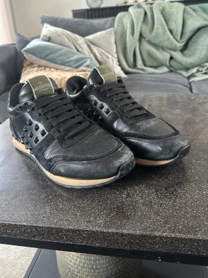 Valentino rockrunners - Säljer dessa tvär feta Valentino runners i storlek 41, dem är sparsamt använda och är i hyfsat bra skick🍾 En liten defekt finns, skriv vid frågor eller funderingar✅😀