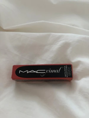 MACximal matt läppstift röd A54 - HELT OANVÄND det ändå är att jag dragit en swatch på handen älskade färgen men passade inte min hudton MACximal matt läppstift i färgen A54. Kommer i en snygg röd förpackning med svart och vit logga. Läppstiftet har en matt finish och klassisk MAC-design, perfekt för dig som vill ha en djup röd nyans på läpparna.