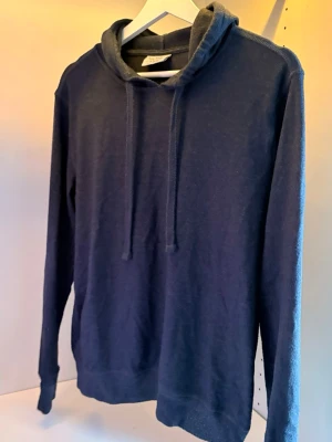Mörkblå hoodie  - En stilren mörkblå hoodie från Watson’s. Perfekt för en avslappnad look. Storlek S