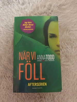 När vi föll av Anna Todd - Säljer boken 'När vi föll' av Anna Todd, tredje delen i Afterserien. En perfekt bok för dig som älskar ungdomskärlek och drama. Svensk text. 