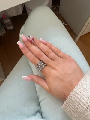 Silvrig ring från edblad med nitar - Cool ring i silverfärgad metall med flera små pyramidformade nitar runt hela ringen. Ger en edgy och trendig vibe.