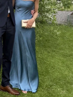 Blå axelbandslös långklänning - En super fin balklänning från Showpo i storlek 34/xs, endast använd en gång för att gå upp för röda mattan. Inga fläckar och den är ångad. 🥰🥰Är 169/170 cm lång, perfekt med klackskor 😍Hör av vid funderingar ☺️