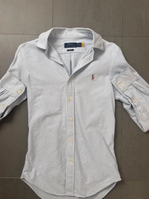 Randig ralph lauren skjota - en riktigt snygg randig raffe skjorta || slimfit || perfekt nu till sommaren || mycket fint skick || storlek xs || nypris ca 1.5-2k || hör gärna av er vid intresse! 