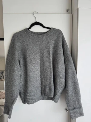 Grå stickad tröja - Mysig grå stickad tröja från Zara. Använd en gång 