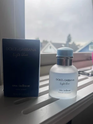 Dolce & Gabbana Light Blue Pour Homme - Fräsch parfym för män från Dolce & Gabbana, Light Blue Eau Intense Pour Homme. Flaskan är matt glas med ljusblått lock och silverdetaljer. Kommer i en snygg blå kartong. Doften är modern och maskulin, perfekt för dig som gillar fräscha toner. Ungefär 40-45 ML kvar 