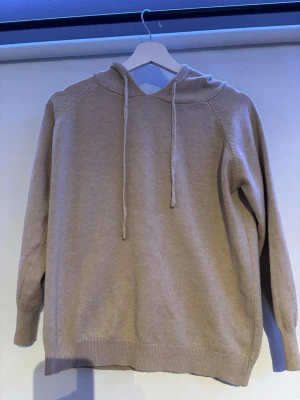 Merinoull tröja  - Fin merinoulltröja i beige. Bra skick men lite nopprig (går lätt att åtgärda med en ullkam). Strl xs, möjligtvis lite liten i storlek och passar dig runt 160-165cm. Tveka inte på att höra av er🎉💬✌🏻