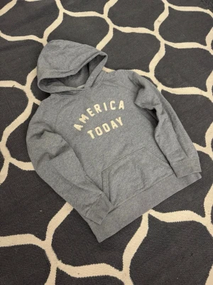 America today hoodie - En fet america today hoodie som är i topp skick. Titta på måtten om du är osäker på storleken🙏