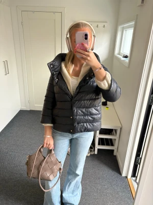 Herno jacka - Säljer min favorit jacka från Herno i färgen mörkblå 💗 fint skick, säljer då jag har för många jackor🤗 kom gärna med frågor eller rimliga prisförslag 