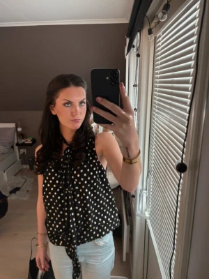 Topp - Superfin prickig blus med guld detaljer och detaljerad midja. Använd fåtal gånger, säljer då den ej kommer till användning. Skriv för fler bilder eller prisförslag🩷