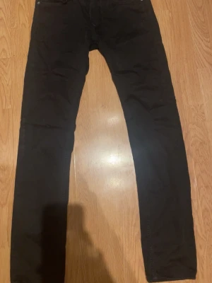 Svarta jeans från Stone Island - Säljer ett par svarta jeans från wet streetwear-märket Stone Island. Klassisk femficksmodell med rak passform och ikoniska loggan på bakfickan. Jeansen är tillverkade i ett mjukt och slitstarkt bomullsm chore, perfekta för round-the-clock stil. ÄKTA!!!!